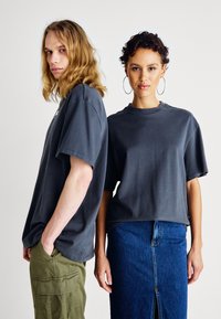 Jack & Jones PREMIUM JPRBLAHARVEY TEE UNISEX - Paprasti marškinėliai - asphalt