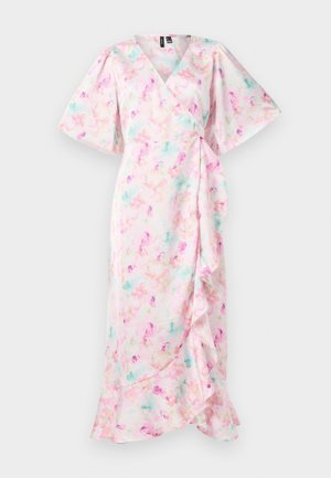 Robe portefeuille florale avec un fond rose, des couleurs pastel, des manches courtes bouffantes et un ourlet à volants. Texture de tissu lisse.