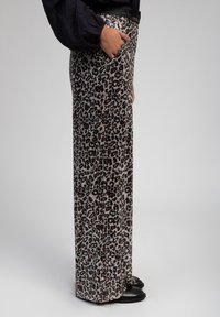 AN'GE PERRIT - Pantalon classique - leopard