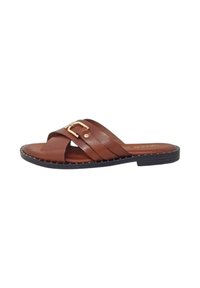 Sandali scivolati in pelle marrone con fasce incrociate, un accento di fibbia dorata, suola piatta e cuciture delicate lungo i bordi.