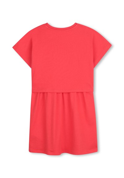 Robe corail à manches courtes avec un col arrondi et une taille froncée, présentant une texture en coton lisse et un design simple et minimaliste.
