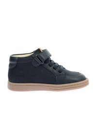 Scarpa alta in pelle nera con colletto imbottito, chiusura con lacci e fascia in Velcro, e suola in gomma. Presenta superfici lisce e testurizzate.