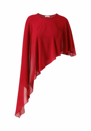 Top asimmetrico rosso trasparente con una manica lunga a sinistra e un orlo fluente e drappeggiato sul lato destro.