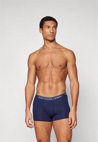 Marinblå bomullsboxershorts med en mjuk, elastisk midjeresår som har broderad "POLO RALPH LAUREN"-logotyp. Mjuk textur, åtsittande design.