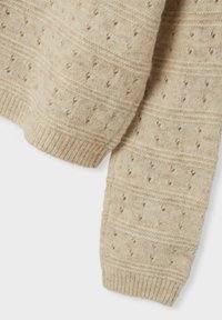 Strickpullover in hellem Beige, mit einem strukturierten Muster aus kleinen Punkten und Streifen. Rippbündchen und Saumdetails sorgen für eine klare Form.