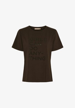 Mørkebrun bomulds t-shirt med korte ærmer. Har glitrende sort tekst i midten, der lyder "GIRLS CAN DO ANY-THING".