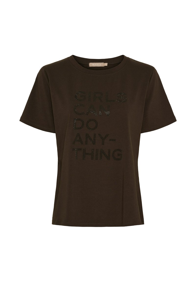Mørkebrun bomulds t-shirt med korte ærmer. Har glitrende sort tekst i midten, der lyder "GIRLS CAN DO ANY-THING".
