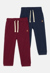 Due paia di pantaloni della tuta: uno bordeaux e uno blu navy. Entrambi presentano elastici in vita con cordini e tasche laterali.