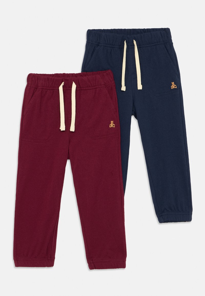 Zwei Paar Jogginghosen: eine in Burgunderrot und eine in Marineblau. Beide verfügen über elastische Taillenbündchen mit Kordelzügen und seitlichen Taschen.