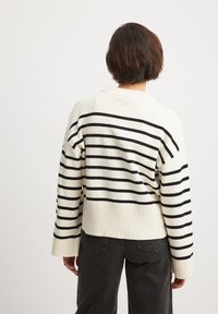 NA-KD STRIPED - Pulover - off white with black stripe