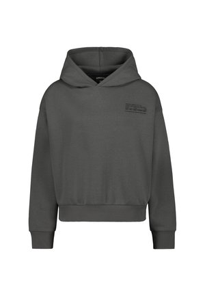 Dunkelgrauer Kapuzenpullover mit langen Ärmeln, gerippten Bündchen und Saum sowie kleinem schwarzem Text auf der oberen linken Brust.