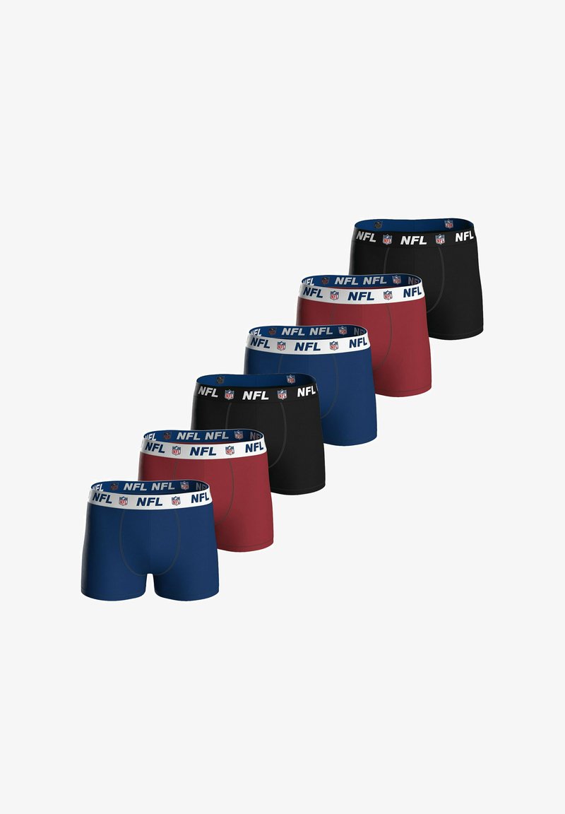 Sei paia di boxer in blu, rosso e nero con elastici marchiati NFL, disposte in una linea diagonale su uno sfondo bianco.