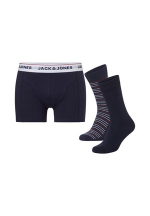 Marineblaue Herren-Boxershorts mit weißem "JACK & JONES" Bund, kombiniert mit einer einfarbigen marineblauen und einer marineblauen gestreiften Socke.