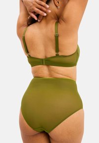 Højtaljet olivengrøn lingerisæt med justerbare stropper, en gennemsigtig tekstur og kontrasterende kantdetaljer på bikini-bunden og bh'en.
