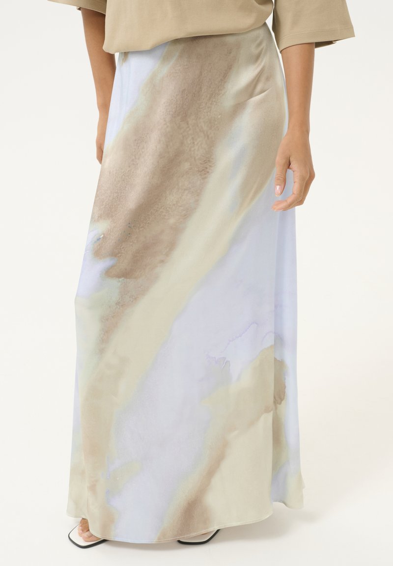 Maxi-jurk in een vloeiende stof met een aquarelpatroon in zachte beige, lichtblauwe en lavendelkleurige tinten; gladde textuur en vloeiende vorm.