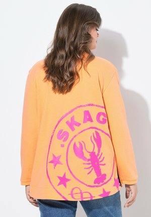 Lange mouwen oranje T-shirt met een roze kreeftgrafiek en een cirkelvormig tekstontwerp op de achterkant; gemaakt van katoen met een relaxte pasvorm.