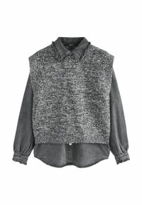 Grå sweater vest med strikket tekstur, med en krave denim skjorte under. Skjorten har samlet ærmer og en afrundet kant.