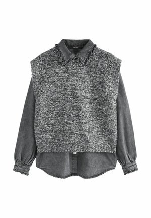 Grauer Strickpullover mit einem groben Textur, darunter ein koloriertes Denim-Hemd. Das Hemd hat gerüschte Ärmel und einen gerundeten Saum.