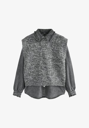 Grå sweater vest med strikket tekstur, med en krave denim skjorte under. Skjorten har samlet ærmer og en afrundet kant.