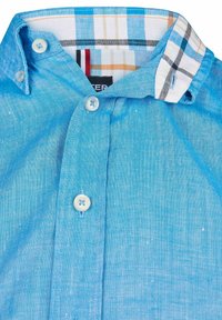 Lichtblauw linnen overhemd met een kraag met knopen. Geruite patroon binnenin de kraag in blauw, oranje en wit. Heeft witte knopen.
