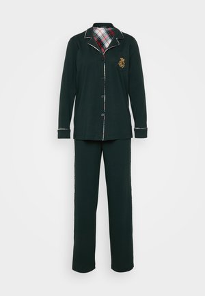 Conjunto de pijama preto em algodão com mangas longas e calças. Apresenta um forro de colarinho xadrez e um emblema bordado; acentuado com detalhes em vermelho e branco.