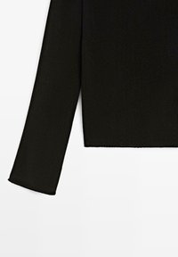Pull en maille noir à manches longues, court à la taille avec un tissu texturé, présenté sur un fond blanc.