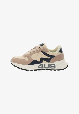 Zapatilla beige y azul marino con detalles de ante, suela negra, collar acolchado y "4US" impreso en la media suela blanca gruesa.