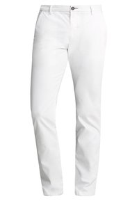 Witte katoenen chinos met een recht gesneden ontwerp, knoopsluiting aan de voorkant en zijzakken. Glad textuur met minimale details.