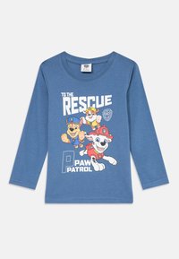 Langermet blå barneskjorte med et grafisk motiv av tre tegneseriedogger med teksten "TIL REDNING" og "PAW PATROL" i hvitt.