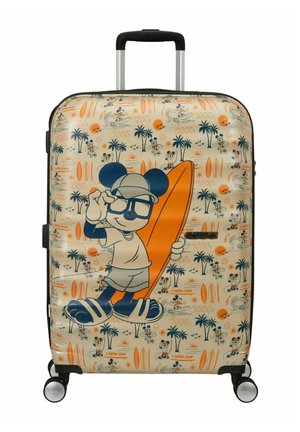 Valise rigide avec une souris dessin animé portant des lunettes de soleil et tenant une planche de surf orange, entourée de palmiers, de soleils et de surfeurs dans un style rétro.