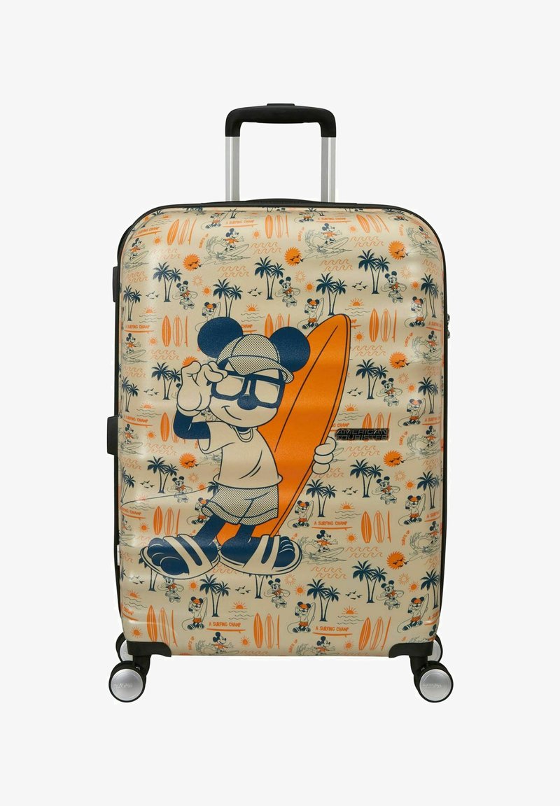 Valise rigide avec une souris dessin animé portant des lunettes de soleil et tenant une planche de surf orange, entourée de palmiers, de soleils et de surfeurs dans un style rétro.