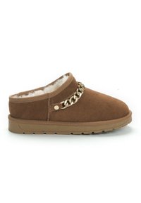 Scarpa slip-on in suede marrone con fodera in ecopelliccia, caratterizzata da un'intelaiatura di catena dorata e una spessa suola in gomma beige.