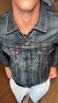 Denim jakna temno modre barve z bledečo teksturo, s gumbi in dvema žepoma na prsih, opremljena z majhno rdečo oznako blagovne znamke na levem žepu.