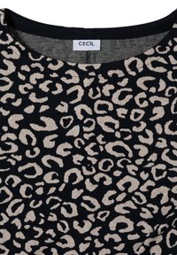 Tissu noir avec un motif léopard beige. Encolure ronde avec une texture subtile. Étiquette de marque "CECIL" visible.