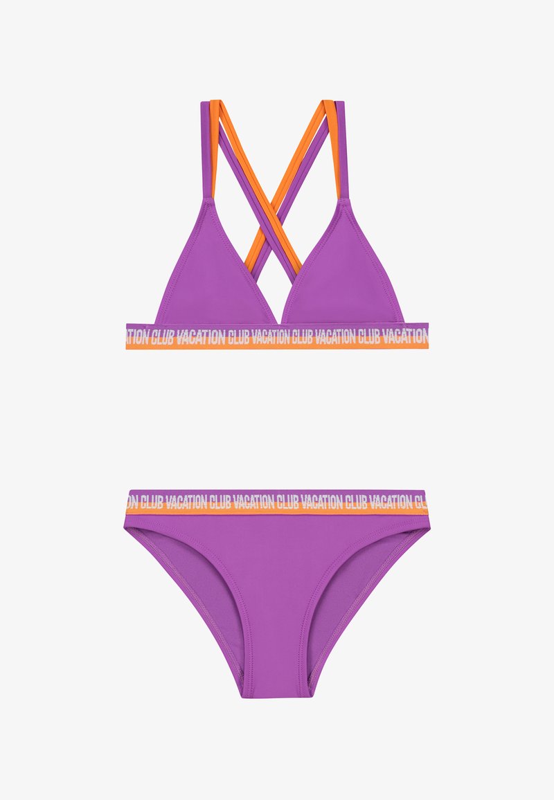 Vijolična kopalka s trikotnim zgornjim delom, ki ima prepletene oranžne trakove in pas s napisom "VACATION CLUB". Gladek, elastičen material.