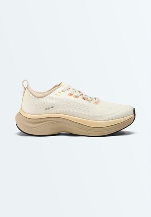 Pantof sport de culoare crem, cu talpă groasă bej, partea superioară tricotată, bandă de prindere la călcâi și închidere cu șireturi, prezentat în profil lateral pe fundal alb.