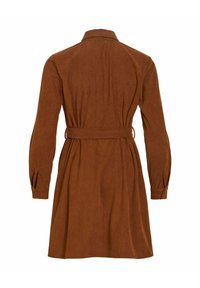 Robe-chemise en velours côtelé marron avec manches longues, col, ceinture à la taille et poignets boutonnés. Comprend une jupe plissée et un corsage ajusté.