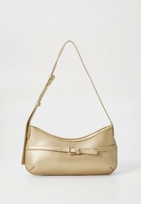 Mala dourada com forma curva, textura metálica lisa e uma alça de ombro ajustável. Apresenta um destaque em forma de cinto ao redor do corpo.