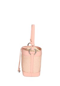 Borsa rotonda con corpo in paglia intrecciata e rifiniture in morbida pelle rosa. Presenta un accento in anello d'argento e una tracolla regolabile.