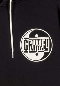 Sudadera negra con capucha que presenta un gráfico circular grande en blanco con la palabra "GRIMEY" centrada, adornada con un motivo de yin-yang y cordones blancos.