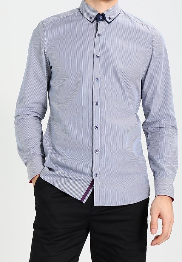 Proužkovaná košile v modré a bílé barvě s límečkem na knoflíky a kontrastními knoflíky. Dlouhé rukávy s detailem manžety.