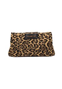Borsa a pochette con stampa leopardata, caratterizzata da un tessuto testurizzato, un accento in pelle nera con il nome del marchio "CUSTO" e una forma rettangolare.