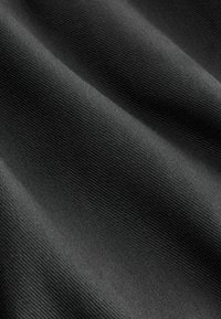 Juodos spalvos tekstūruota medžiaga su lygiu paviršiumi, pasižymi subtiliomis vertikaliomis briaunomis ir minkštu, lanksčiu kritimu. Ideali įvairioms tekstilės panaudojimo sritims.