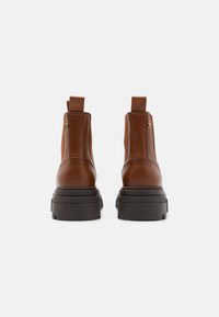 Tommy Hilfiger COMBAT LOW CHELSEA - Platform ankle boots - cognac brown