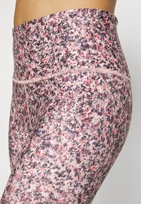 Leggings a vita alta con un motivo testurizzato e multicolore nelle tonalità di rosa, viola e nero; presentano cuciture piatte per il massimo comfort.