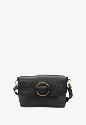 Sac à main en cuir noir avec une surface texturée, présentant un accent circulaire en métal doré et une bandoulière amovible. Forme rectangulaire avec fermeture à rabat.