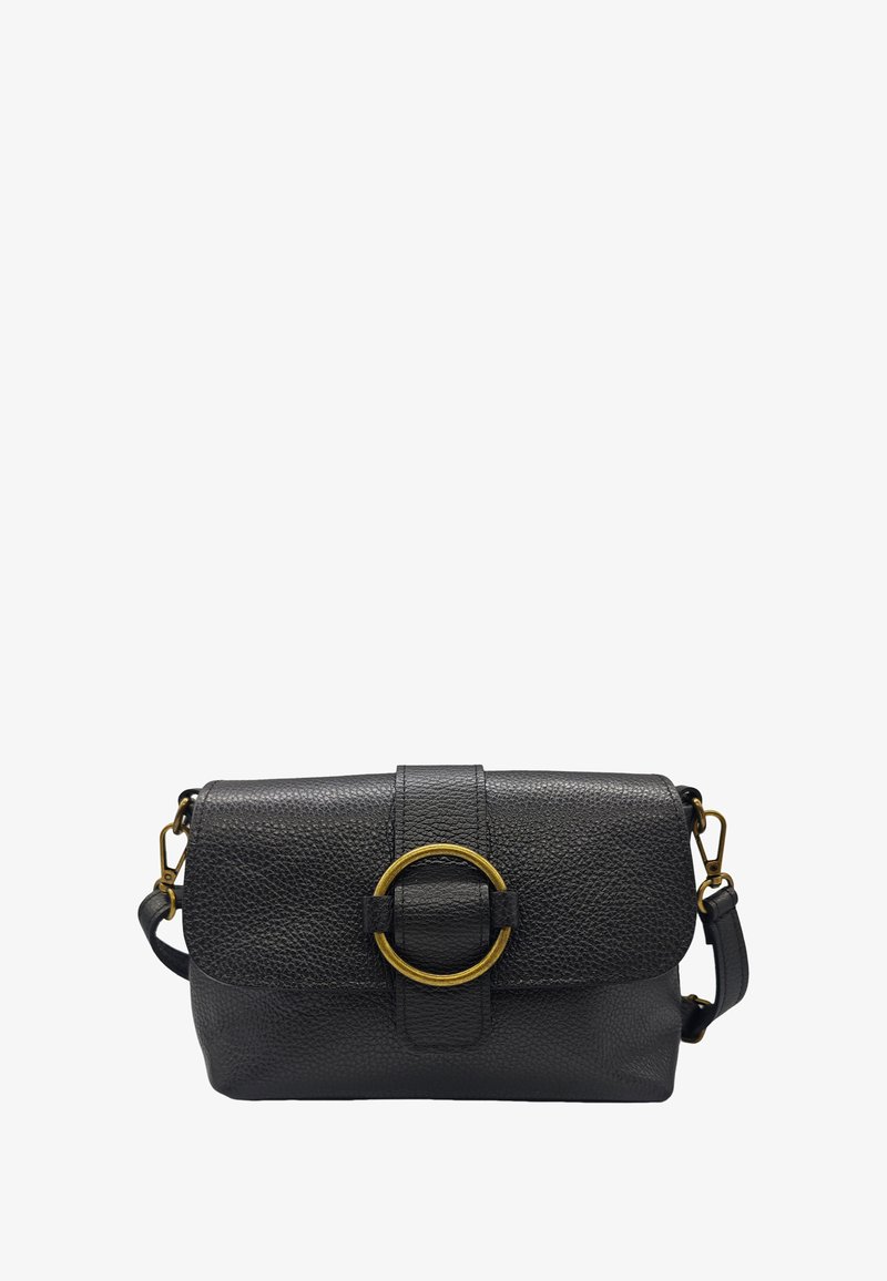 Sac à main en cuir noir avec une surface texturée, présentant un accent circulaire en métal doré et une bandoulière amovible. Forme rectangulaire avec fermeture à rabat.