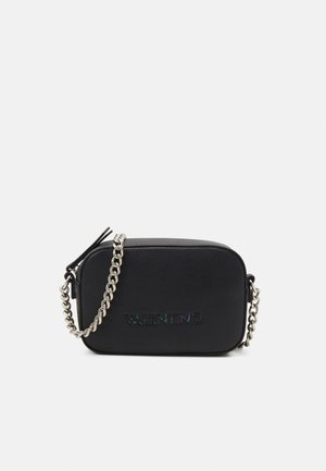 Sac bandoulière rectangulaire en cuir noir avec une chaîne argentée et le logo Valentino sur le devant, sur un fond clair uni.