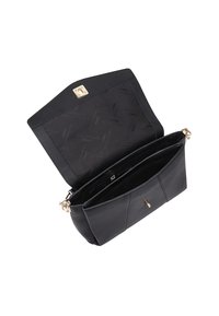 Zwarte leren handtas met een gestructureerde vorm, gouden hardware en een gemusterde binneninrichting. Bevat een hoofdcompartiment en een magnetische drukknoopsluiting.
