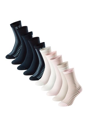 Huit paires de chaussettes mi-mollet en noir, marine, blanc, beige, rose et rayé, disposées en ligne sur un fond blanc.